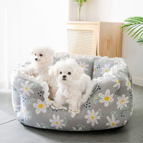 Cama para perros cómoda y colorida de color gris con dos perros dentro