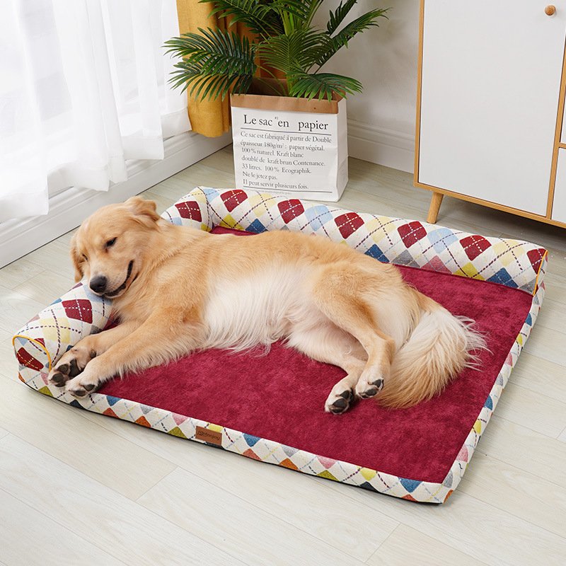cama-esquinera-perros-raijuu-02.jpg Cama esquinera de diseño con cuadros de colores y terciopelo rojo para perros con un perro encima