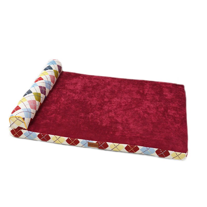 cama-esquinera-perros-raijuu-04.jpg Cama esquinera de diseño con cuadros de colores y terciopelo rojo para perros