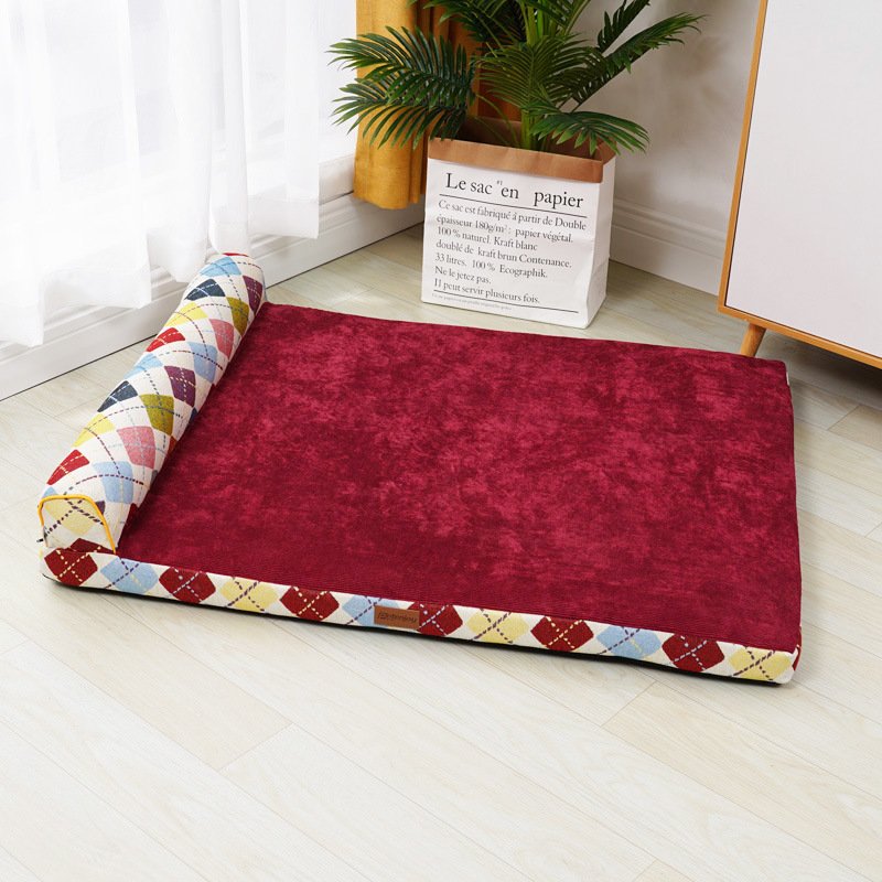 Cama esquinera de diseño con cuadros de colores y terciopelo rojo para perros