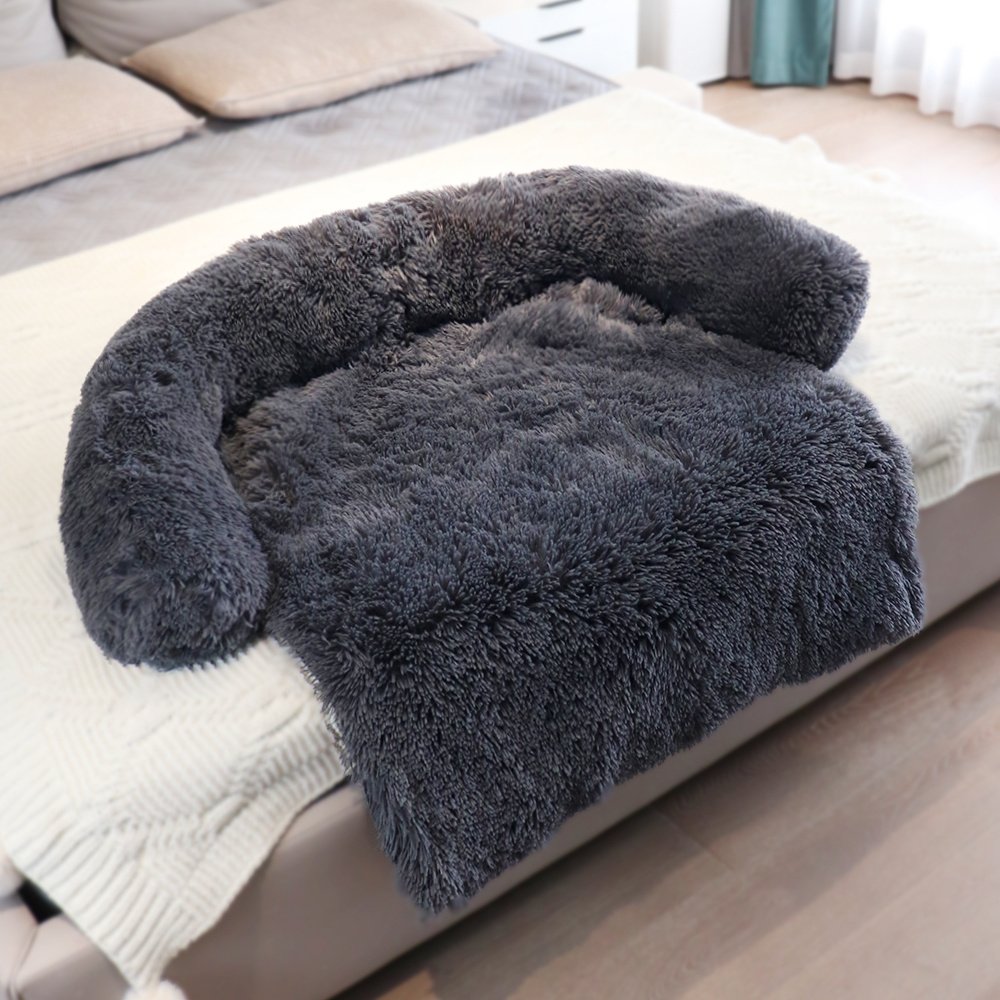 cama-suave-para-sofa-raijuu-22.jpg Cama para perros en el sofá suave color gris oscuro encima de una cama de humanos