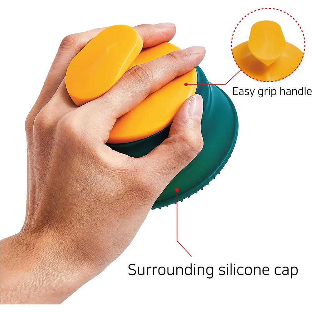 cepillo-pelos-nudos-perros-raijuu-04.jpg Mano sujetando el cepillo para quitar pelos y nudos de silicona