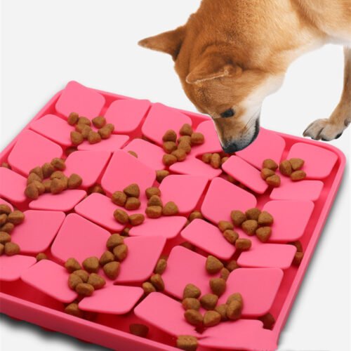 Perro comiendo de la alfombra interactiva para premios y comida