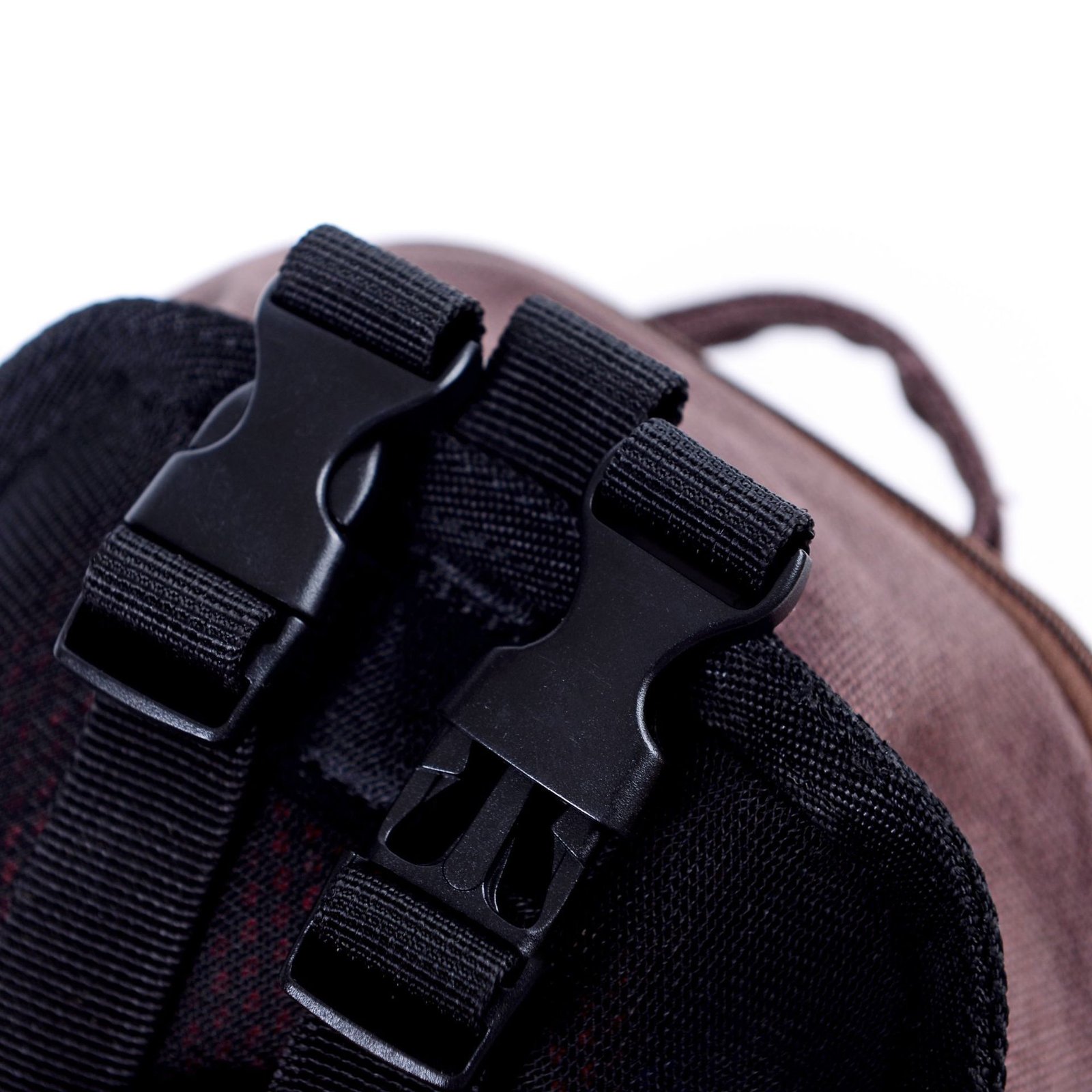 Detalle de la mochila moderna para perros de las correas